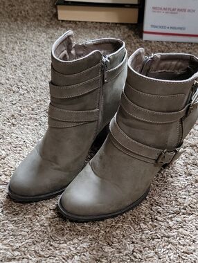 Just Fab 8.5 Olive Green Zipper Buckle Ankle Heeled Booties Boots